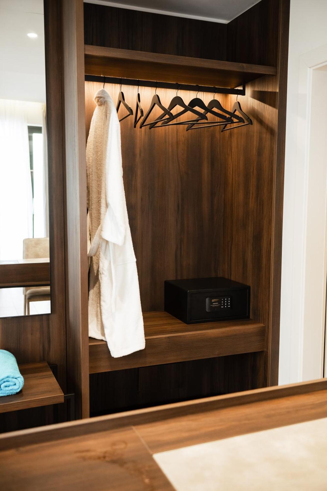 Jost Caravel Hotel Radhima Kültér fotó